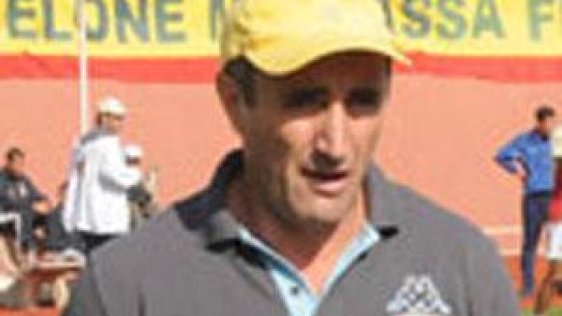 مناد  غاضب  من  بعض  اللاعبين  ويهددهم  بفسخ  العقد