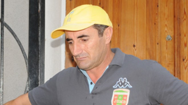 مناد يستقيل واللاعبون يريدون شرادي