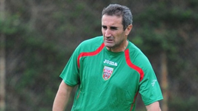 مناد يبحث عن أول انتصار