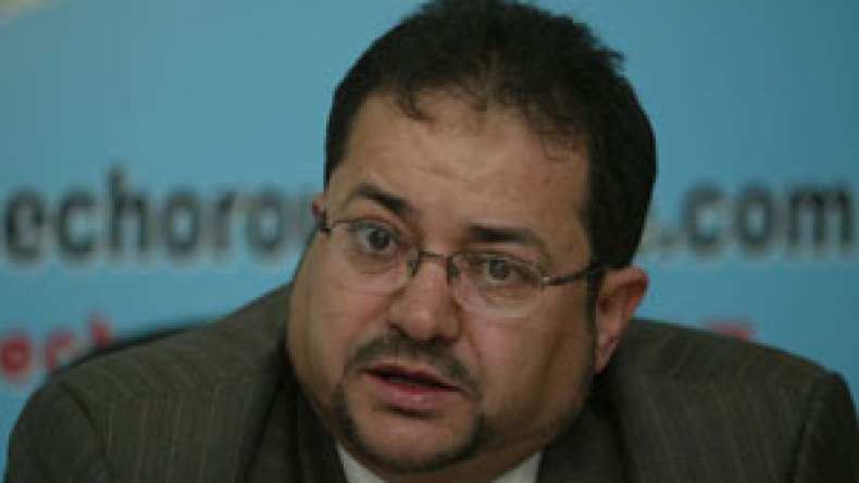 خصوم أبو جرة يهدونه هدية رأس السنة ويعودون إلى بيت الطاعة