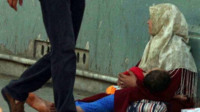 المتسولون يتنافسون لحجز الأرصفة وبوابات المساجد