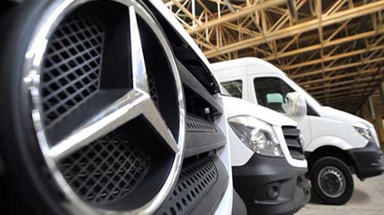 تسليم 721 سيارة “مرسيدس بنز” لهيئات عسكرية ومدنية