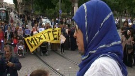 عربيات يقطعن الطرقات لإنقاذ أبنائهن من “مدارس الغيتو” بفرنسا