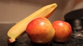 استيراد 145 مليون دولار من الموز والتفاح خلال 6 أشهر!