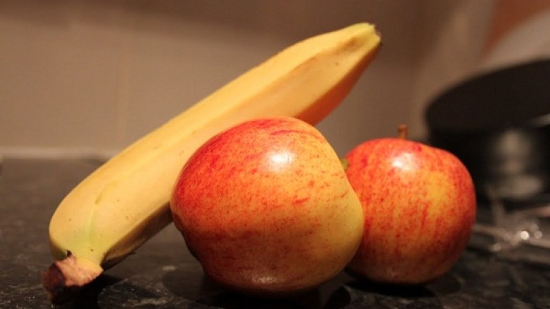 استيراد 145 مليون دولار من الموز والتفاح خلال 6 أشهر!