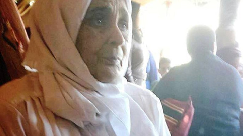 الشاب نصرو يعود إلى الجزائر بعد تدهور صحة والدته