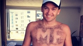 معجب ينقش اسم ميريام فارس على شعر صدره