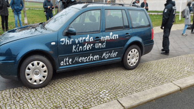 Une voiture emboutit la grille des bureaux d’Angela Merkel