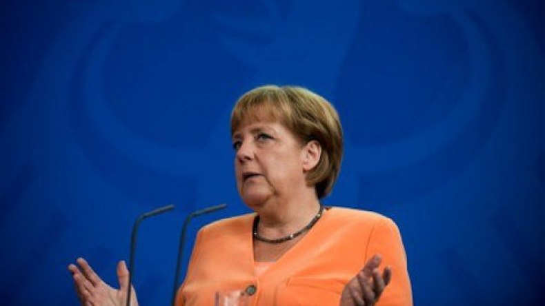 ميركل تحث اليونان على تقليص عدد العاملين في القطاع العام