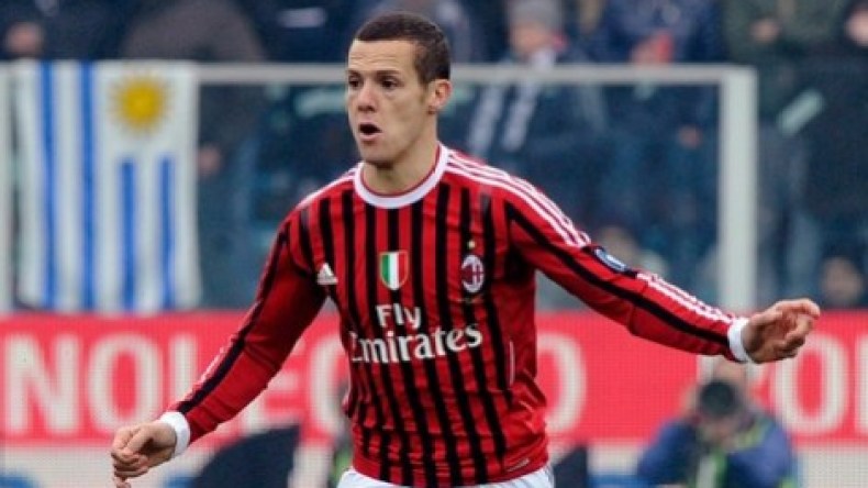 “قارب” مصباح “المهترئ” يصارع الرياح والأمواج!