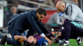 رسميا.. إصابة ميسي في ذراعه تحرمه من المشاركة في الكلاسيكو