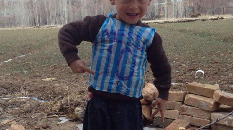 ميسي يٌحقّق حلم طفل أفغاني ارتدى “كيسا بلاستيكيا” عليه اسمه