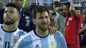 ميسي يبكي بحرقة بعد خسارته لثالث نهائي عالمي