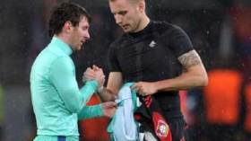 قميص ميسي يشعل “حربا” بين لاعبين من ليفركوزن!