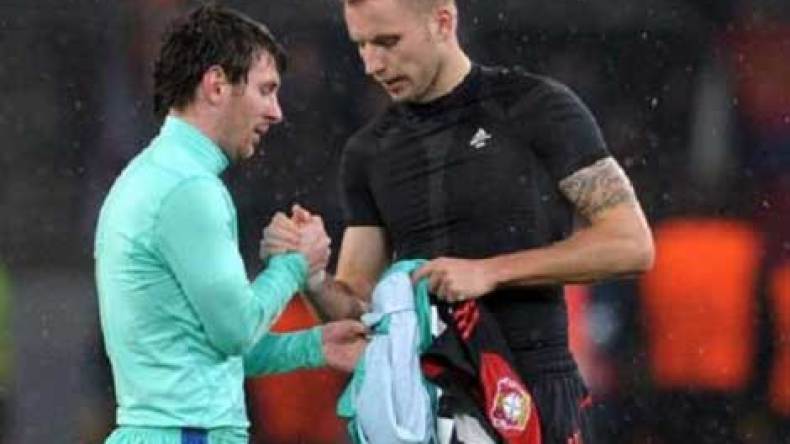 قميص ميسي يشعل “حربا” بين لاعبين من ليفركوزن!