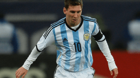 ميسي يعترف بتخوفه من رونالدو ونيمار.. ويحسد انييستا وتشافي