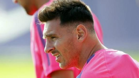 ميسي  ينضم لـ “المارينز”.. ويفشل في تقليد غريمه رونالدو