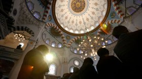 صحيفة يابانية تعتذر للمسلمين بعد نشرها غلاف “شارلي إيبدو”