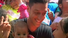 “أوزيل” يحتضن أطفال سوريا!