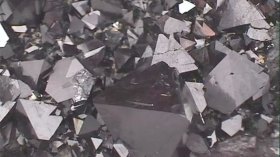 وَأَنْزَلْنَا الْحَدِيدَ فِيهِ بَأْسٌ شَدِيدٌ وَمَنَافِعُ لِلنَّاسِ