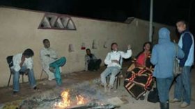 “نعيش مثل الطيور في الأسطح والضفادع في المياه”