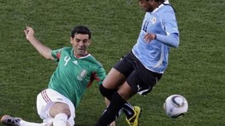 أوروغواي تهزم المكسيك وترافقها للدور الثاني