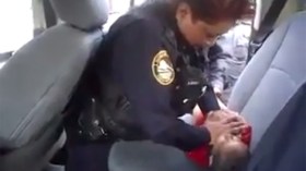 شرطية مكسيكية تعيد طفلا إلى الحياة