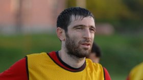 لاعب روسي يرفض الطرد ويخرج عن النص!