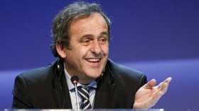 بلاتيني يدعو لتنظيم مونديال 2022 مناصفة بين قطر والإمارات