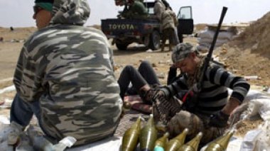 Libye: les combats continuent à Tripoli, sous le feu des snipers pro-Kadhafi