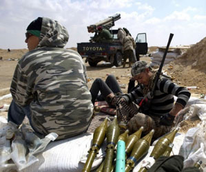 Libye: les combats continuent à Tripoli, sous le feu des snipers pro-Kadhafi