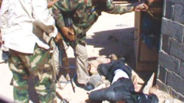 Libye:  des rebelles tuent froidement des civils libyens
