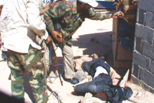 Libye:  des rebelles tuent froidement des civils libyens