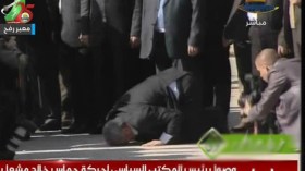 مشعل يدخل غزة ساجدا
