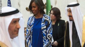 امتناع ميشيل أوباما عن الخمار في السعودية يثير الجدل