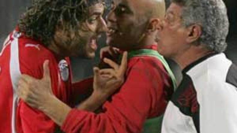 حسن شحاتة يجري الحصص التدريبية فجرا