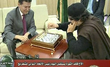 Libye: Kadhafi dit être à Tripoli, ne pas avoir l'intention de quitter la Libye