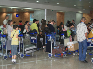 Algerian migrants living overseas end Algeria holidays, laden with tonnes of local products