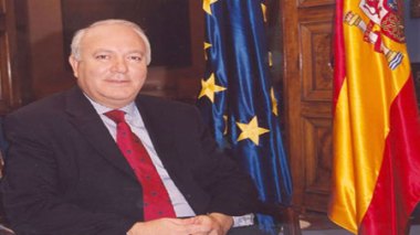 Le poids de Miguel Angel pour couvrir l'absence des observateurs européens