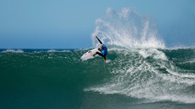 قرش يُهاجم بطلا لركوب الأمواج بجنوب إفريقيا