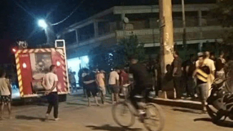 عائلة الضحية والجيران يحرقون مسكن الجاني في شلغوم العيد بميلة