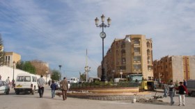 سيارة مجنونة  تدهس رواد مقهى بميلة