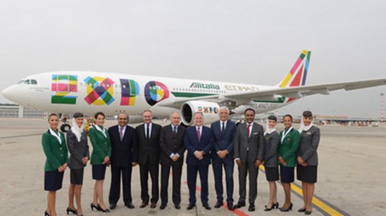 طائرتان تحملان شعار معرض إكسبو ميلانو إلى ربوع العالم