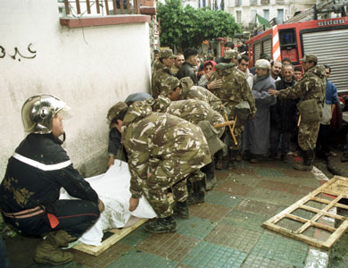 Intempéries: des morts, des sinistrés… et des militaires au secours