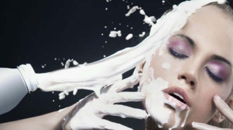 الحليب قبل النوم.. حليفك لبشرة ناعمة كل يوم؟