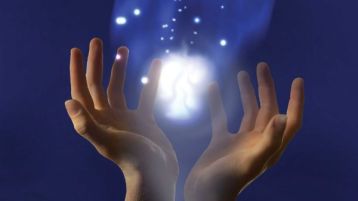 الإنسانُ مرآةُ رَبّه؟