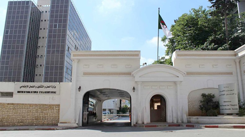 وزارة العمل تحرج الوزارات وتجبرها على التعامل مع النقابات المستقلة