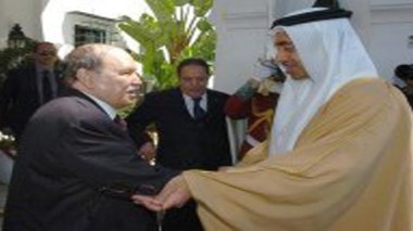 Le Président Bouteflika reçoit le ministre émirati des Affaires étrangères