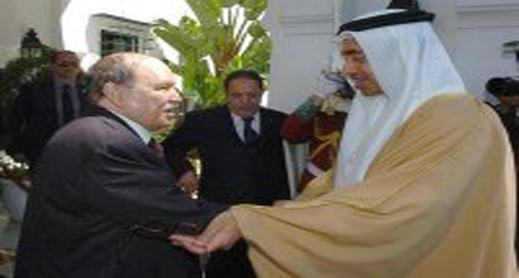 Le Président Bouteflika reçoit le ministre émirati des Affaires étrangères