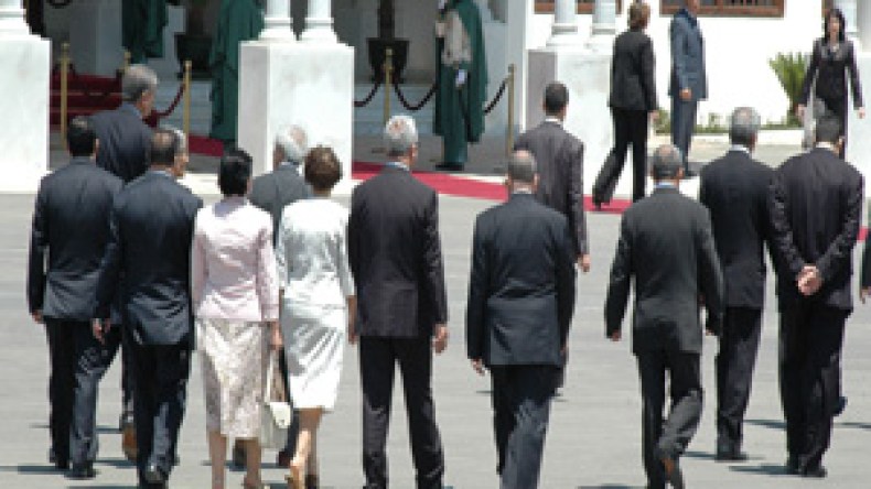 نجوم الكرة يطيحون بالوزراء ورجال السياسة